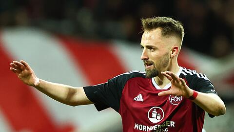 Der Nürnberger Florian Hübner jubelt über seinen Treffer zum 1:0.