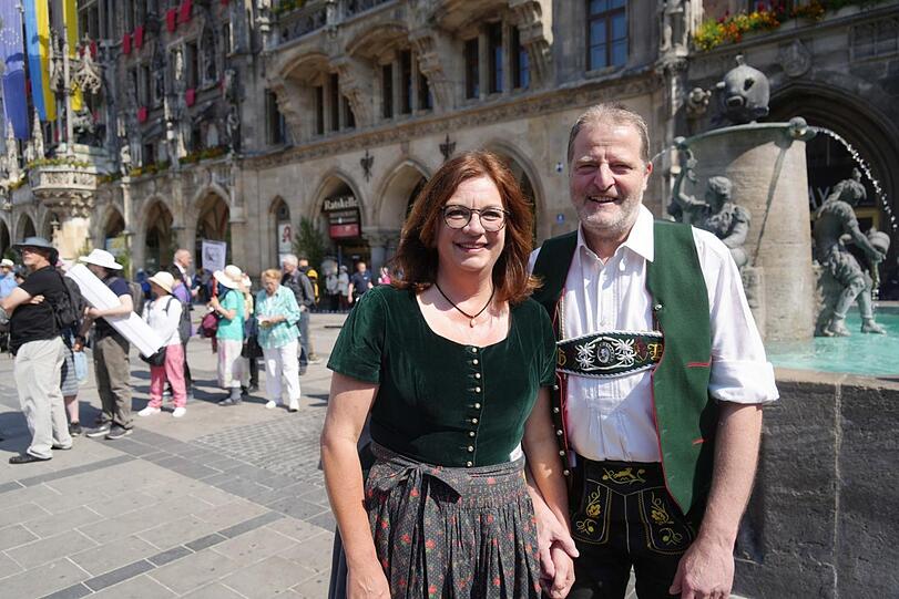 Susanne (56) und Georg (58) Bauer feiern seit 30 Jahren regelmäßig Fronleichnam am Marienplatz.