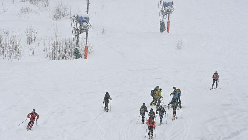 Skilifte sind eine Zeit lang nicht in Betrieb, dann muss der Berg anders erklommen werden. (Archivbild) Skilifte sind eine Zeit lang nicht in Betrieb, dann muss der Berg anders erklommen werden. (Archivbild)