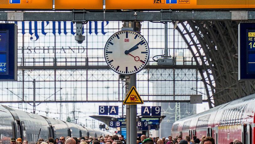 Die Bahn steckt in der Krise - nun soll es einen Wechsel an der Konzernspitze geben. (Archivbild)
