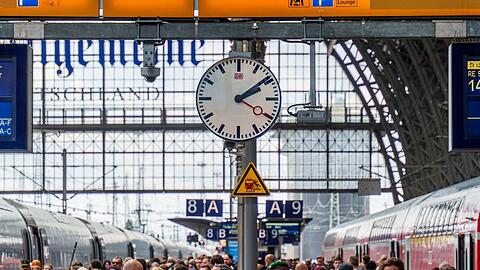 Die Bahn steckt in der Krise - nun soll es einen Wechsel an der Konzernspitze geben. (Archivbild)