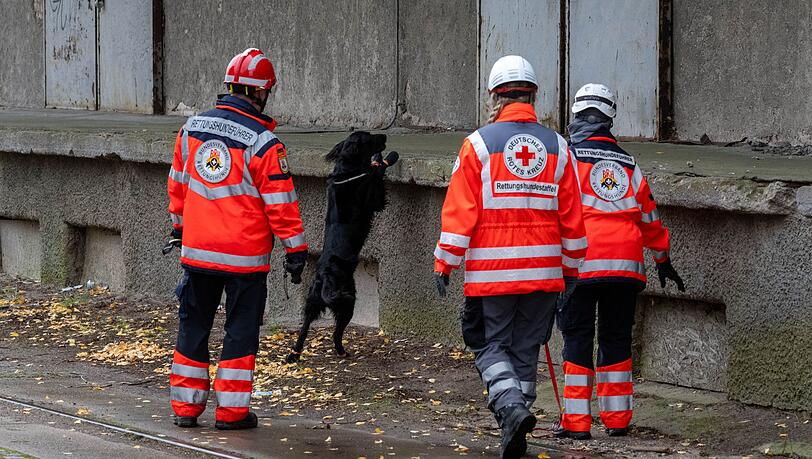 Mehrere Rettungshundestaffeln suchen in Güstrow nach einem Jungen.