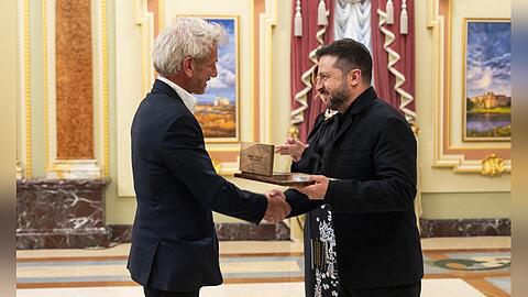 Wolodymyr Selenskyj &uuml;berreicht Sean Penn (li.) seine Auszeichnung in Kiew.
