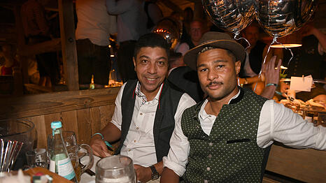 Die Fu&szlig;baller Giovane Elber (l.) und Serge Gnabry feiern beim 25-j&auml;hrigen Jubil&auml;um des "Almauftriebs" im K&auml;fer-Zelt am 17. September 2023.