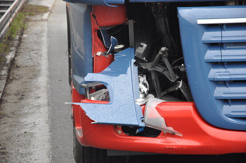 Vermutlich aufgrund einer Panne stieg ein Fahrer auf der A94 aus seinem Auto aus und wurde von einem herankommenden Lkw erfasst. Er starb an der Unfallstelle.
