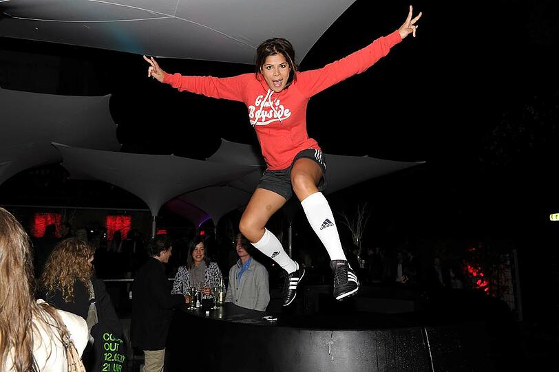 P1-Überfliegerin: Frauen-WM-Botschafterin Indira im Fußballer-Look.
