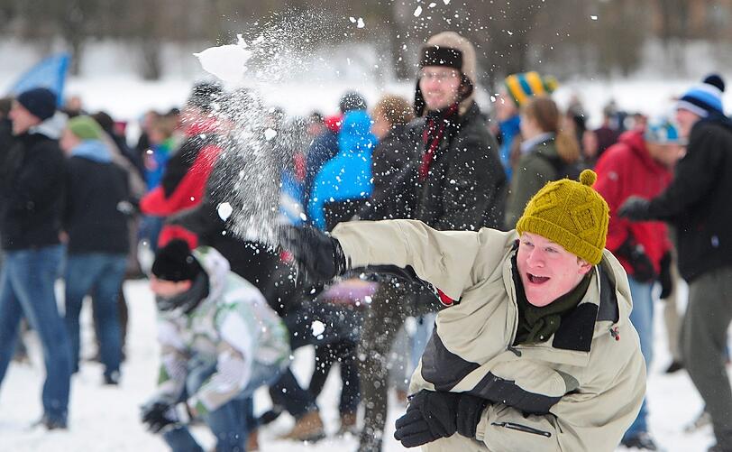 Wenn die Schneebälle fliegen: LMU vs TU im Englischen Garten.