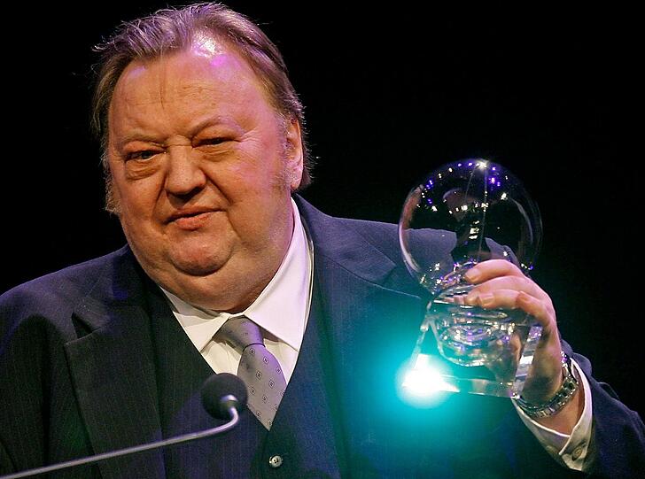 Pfaff hält in der Jahrhunderthalle in Bochum anlaesslich der Verleihung des Steiger Awards seine Auszeichnung in der Kategorie "Film" in der Hand.