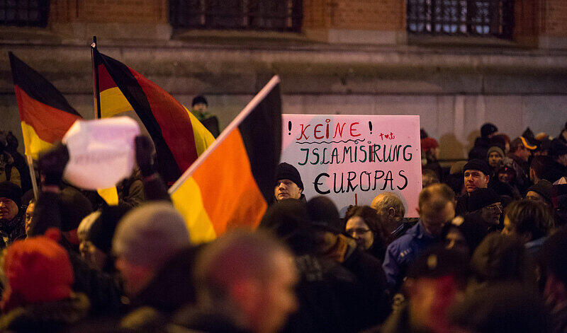 Anhänger des Bündnisses "Bärgida" (Berliner Patrioten gegen Islamisierung des Abendlandes) protestieren am 05.01.2015 in Berlin. Die islamfeindliche, rechtspopulistische Bewegung "Patriotische Europäer gegen die Islamisierung des Abendlandes" (Pegida) organisiert seit Wochen Demonstrationen gegen angebliche Überfremdung in verschiedenen Städten. Mehrere Organisationen haben in Berlin Gegendemonstrationen angemeldet.