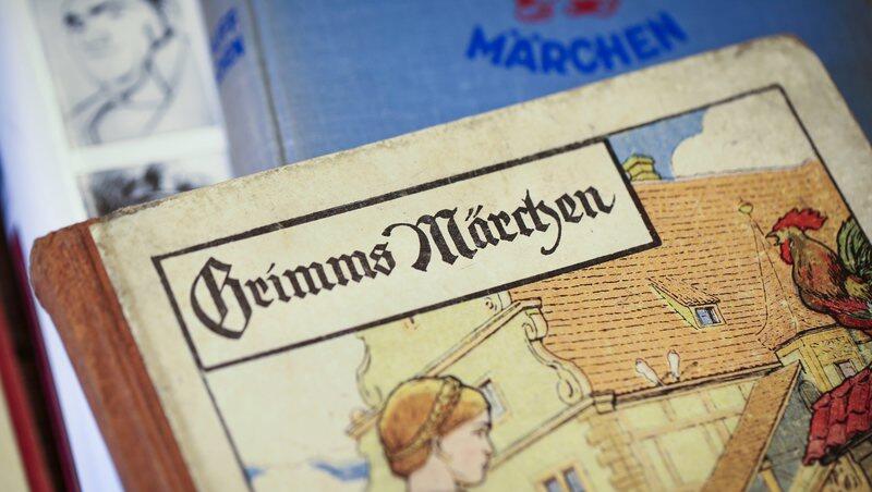Die Märchen der Gebrüder Grimm sind bei den Kindern am Bekanntesten. Die Märchen der Gebrüder Grimm sind bei den Kindern am Bekanntesten.