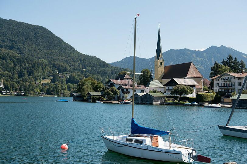 Der Blick von Rottach-Egern auf die St. Laurentius Kirche am Tegernsee.