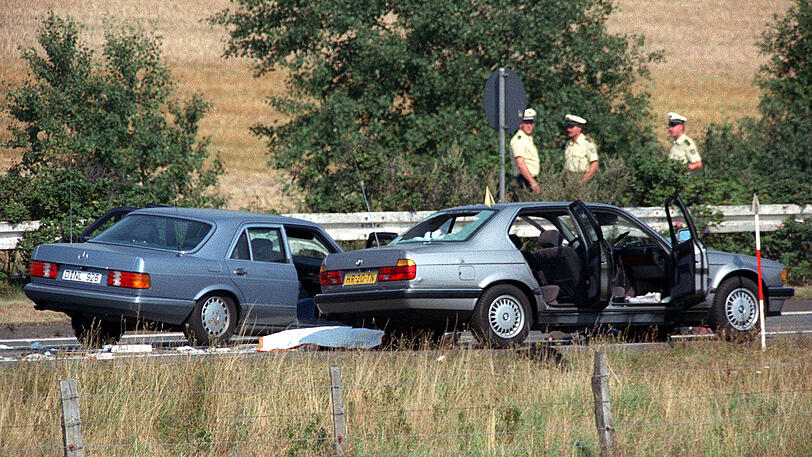 Das Archivbild vom 18.08.1988 zeigt den Fluchtwagen der Geiselnehmer (r), der von dem Mercedes der Polizei (l) auf der Autobahn A3 bei Bad Honnef gestoppt wurde. Die Geisel starb hier durch eine Kugel aus der Waffe eines Geiselnehmers.
