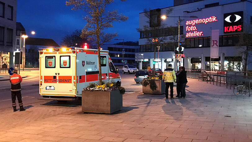 Rettungskräfte stehen am Montagabend vor der Fußgängerpassage.