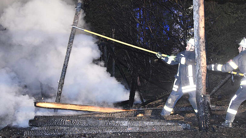 Die Hütte brannte komplett nieder, die Feuerwehr musste den Rest des Gebäudes sogar noch einreißen. Die Bilder vom Einsatzort.