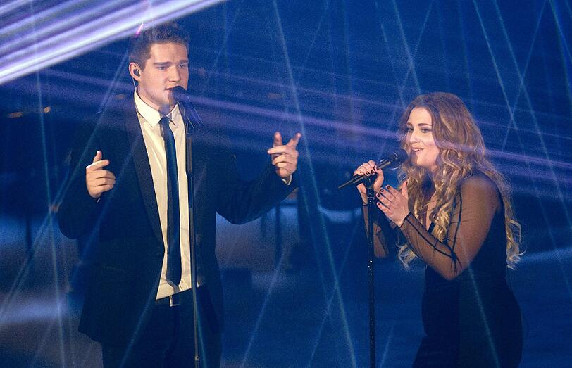 Kandidat Andrei Vesa steht und Sängerin Ella Henderson.