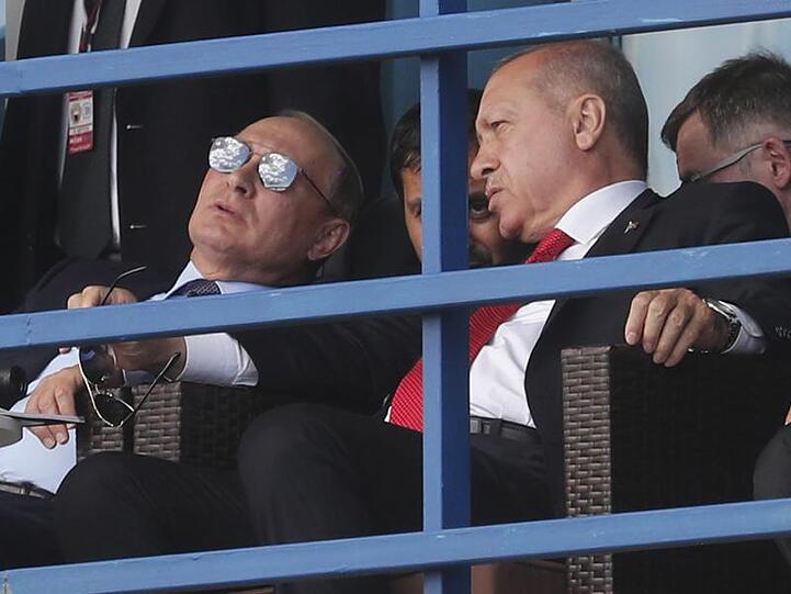 Kremlchef Putin (l) und der türkische Präsident Erdogan besuchen eine Luft- und Raumfahrtmesse bei Moskau.