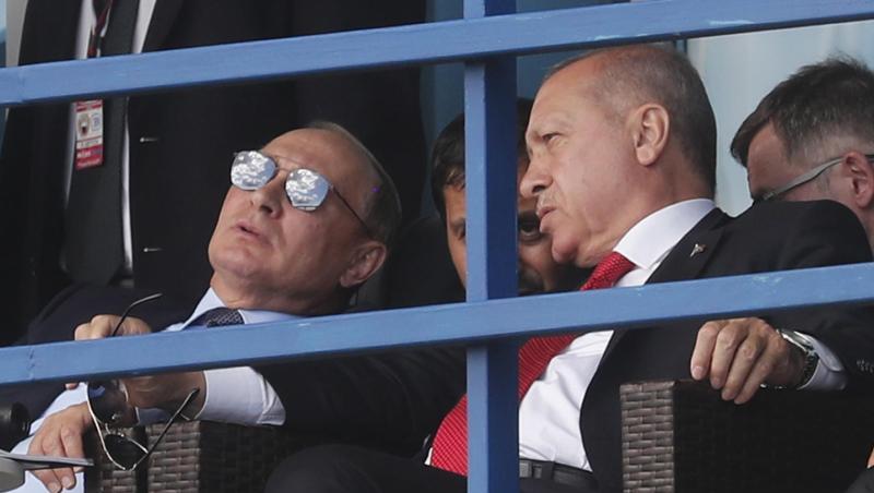 Kremlchef Putin (l) und der türkische Präsident Erdogan besuchen eine Luft- und Raumfahrtmesse bei Moskau. Kremlchef Putin (l) und der türkische Präsident Erdogan besuchen eine Luft- und Raumfahrtmesse bei Moskau.