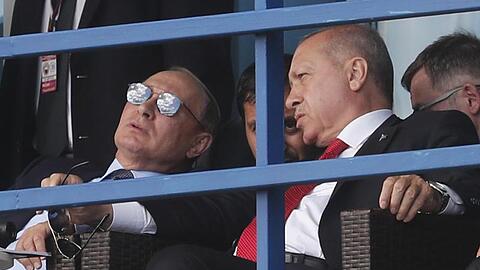 Kremlchef Putin (l) und der türkische Präsident Erdogan besuchen eine Luft- und Raumfahrtmesse bei Moskau.