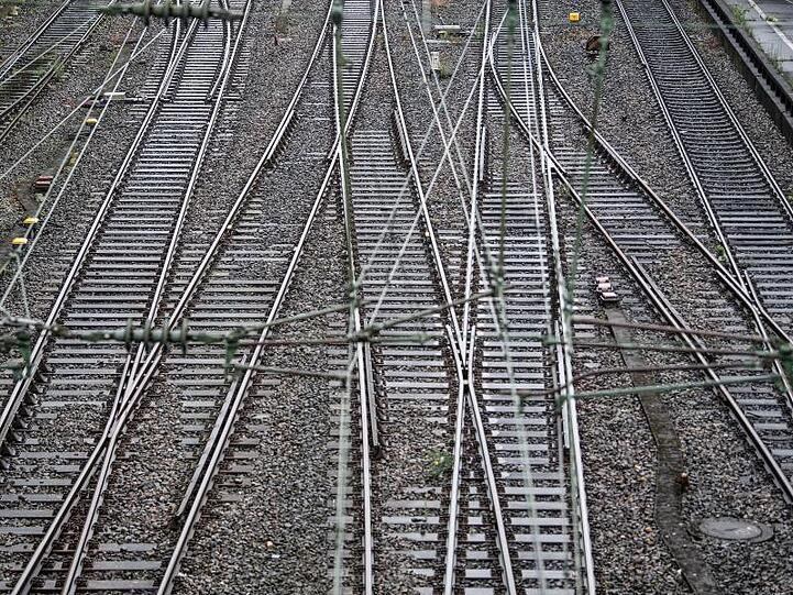 Leere Gleise in der Nähe eines Bahnhofs. Foto:Federico Gambarini/Archivbild