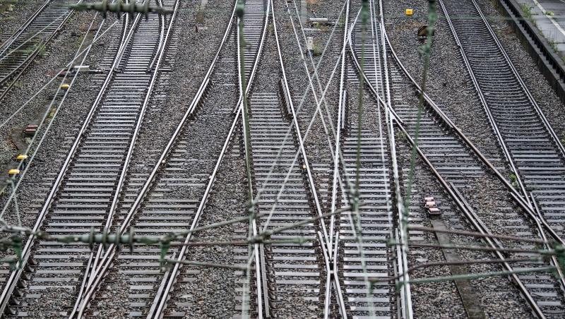 Leere Gleise in der Nähe eines Bahnhofs. Foto:Federico Gambarini/Archivbild Leere Gleise in der Nähe eines Bahnhofs. Foto:Federico Gambarini/Archivbild