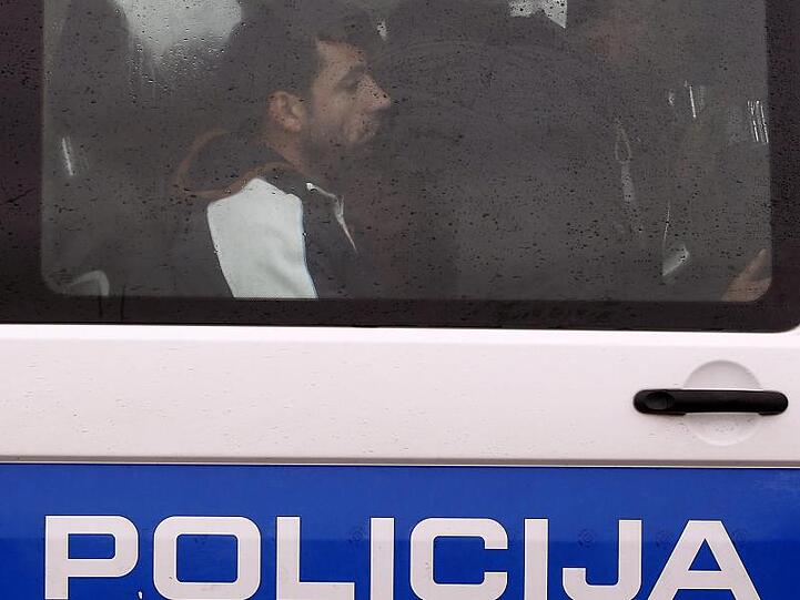 Flüchtlinge in einem kroatischen Polizeibus. Menschenrechtler werfen Kroatiens Polizei vor, Flüchtlinge und andere Migranten über die "grüne" Grenze nach Bosnien-Herzegowina abzuschieben.