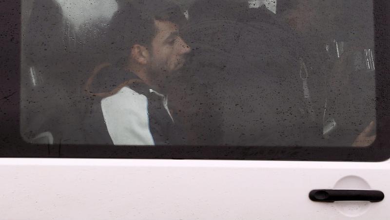 Flüchtlinge in einem kroatischen Polizeibus. Menschenrechtler werfen Kroatiens Polizei vor, Flüchtlinge und andere Migranten über die "grüne" Grenze nach Bosnien-Herzegowina abzuschieben. Flüchtlinge in einem kroatischen Polizeibus. Menschenrechtler werfen Kroatiens Polizei vor, Flüchtlinge und andere Migranten über die "grüne" Grenze nach Bosnien-Herzegowina abzuschieben.