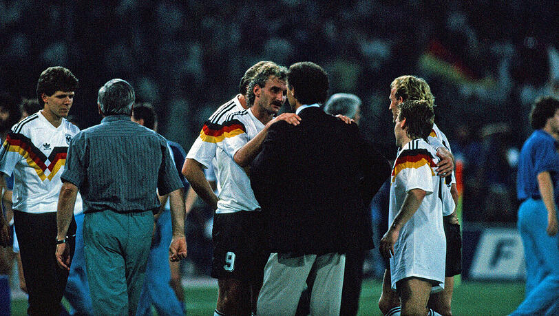 Wie Lothar Matthäus wurde auch Rudi Völler (m.) 1990 zusammen mit Franz Beckenbauer Weltmeister.