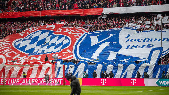 In den Farben getrennt, trotzdem enge Freunde: Die Fans des FC Bayern und des VfL Bochum.