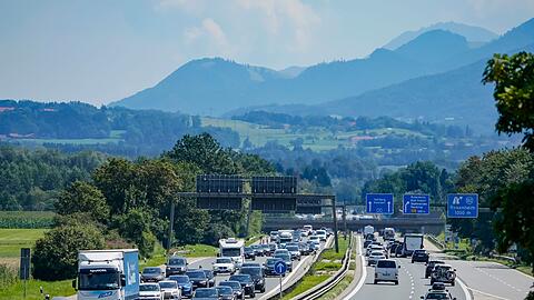 Die A8 - hier in der N&auml;he von Rosenheim - geh&ouml;rte zu den staureichsten Autobahnen Bayerns. (Archivbild)