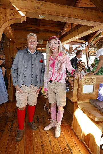 Hubert Fella mit Begleitung Patrick in der Wildstuben. Hubert Fella mit Begleitung Patrick in der Wildstuben.