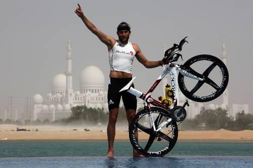 Eine Moschee, ein Meer und ein Münchner: Faris al-Sultan startet inzwischen für das Team Abu Dhabi.