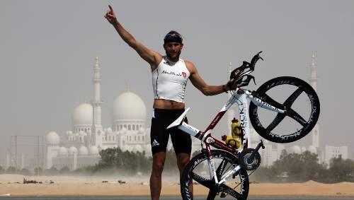 Eine Moschee, ein Meer und ein Münchner: Faris al-Sultan startet inzwischen für das Team Abu Dhabi. Eine Moschee, ein Meer und ein Münchner: Faris al-Sultan startet inzwischen für das Team Abu Dhabi.