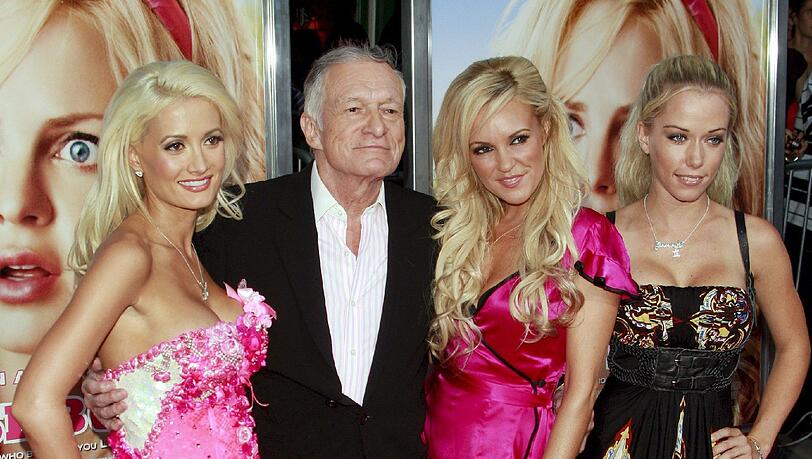 Playboy-Gründer Hugh Hefner posiert mit drei seiner Freundinnen, Holly Madison (l.), Bridget Marquardt (2.v.r), und Kendra Wilkinson (r.) bei der Premiere "The House Bunny" in Los Angeles (Archiv) Playboy-Gründer Hugh Hefner posiert mit drei seiner Freundinnen, Holly Madison (l.), Bridget Marquardt (2.v.r), und Kendra Wilkinson (r.) bei der Premiere "The House Bunny" in Los Angeles (Archiv)