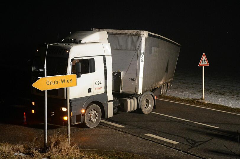Der 18 Meter lange Lkw versperrte die Bundesstraße komplett.