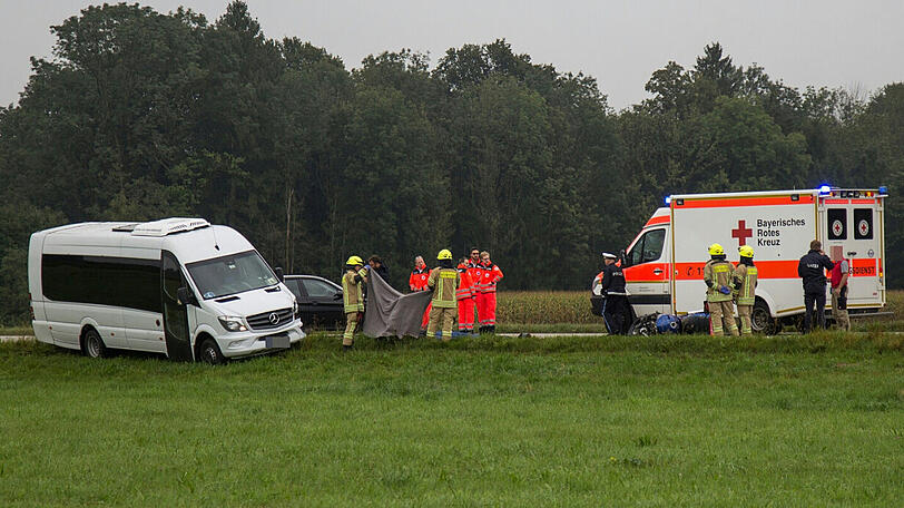 Ersthelfer alarmierten die Feuerwehr und den Rettungsdienst. Trotz intensiver Behandlung durch das BRK verstarb der Motorradfahrer noch an der Unfallstelle.