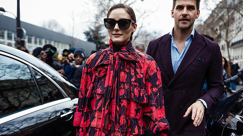 Olivia Palermo hat die Schluppenbluse für sich entdeckt und trägt sie mit XXL-Schleife und Blumen-Print