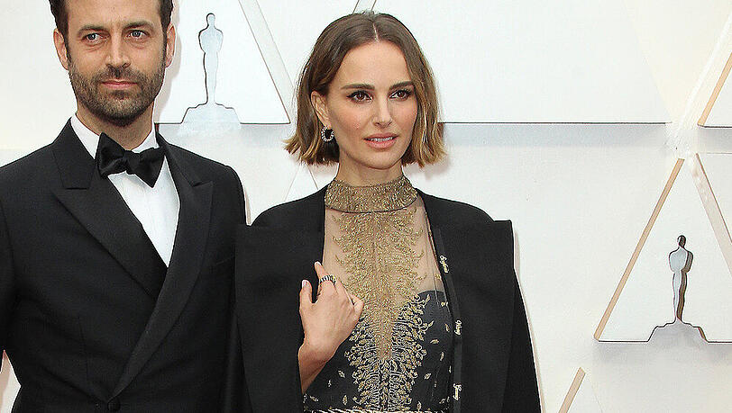 Natalie Portman trug ein Statement-Cape bei den Oscars 2020 Natalie Portman trug ein Statement-Cape bei den Oscars 2020