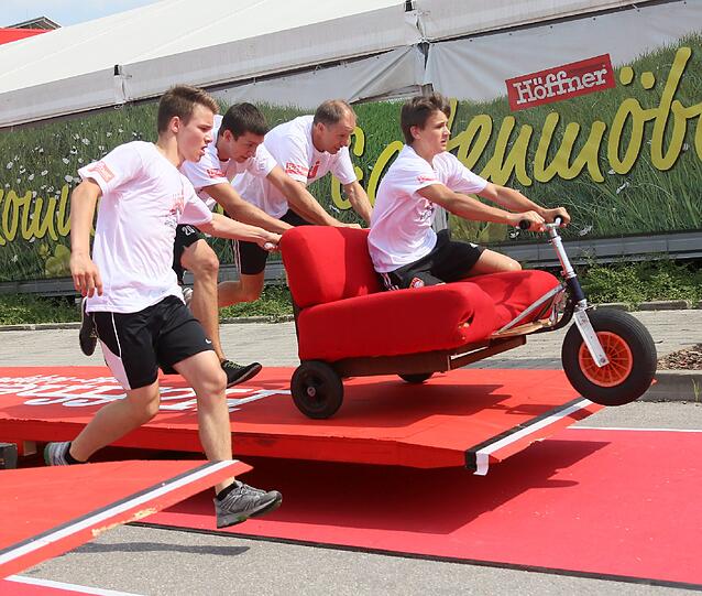Sofa-Rennen in Freiham. Die Bilder.