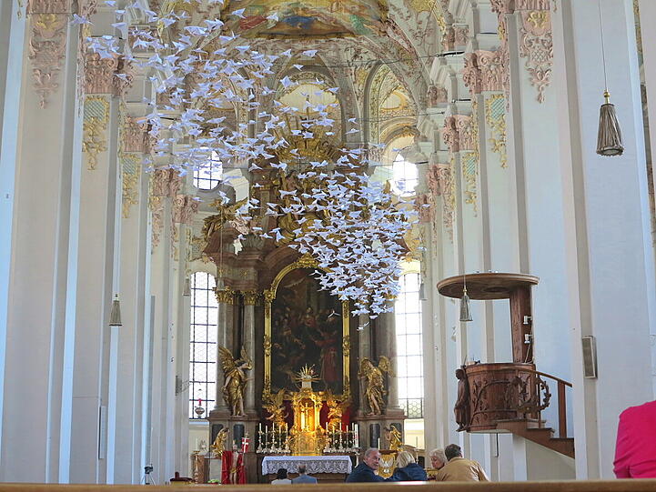 Kein Wunder, sondern hunderte heitere Papiertauben habe ich in der Heilig Geist Kirche am Viktualienmarkt fotografiert.