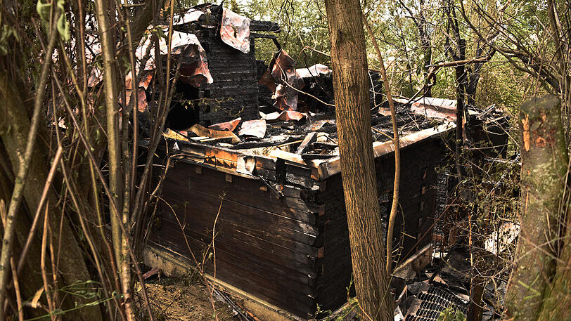 Das Blockhaus brannte komplett ab, am Freitag fand die Polizei hier die Leiche eines Mannes. Vermutlich handelt es sich dabei um den 77-jährigen Bewohner.