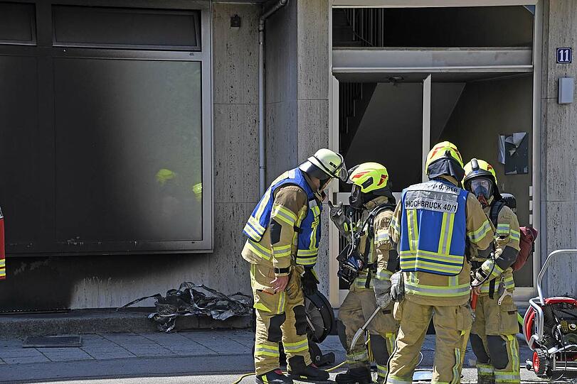 Feuerwehren aus den Landkreisen München und Freising sowie der Stadt München (40-Tonnen-Mobilkran) waren im Einsatz.