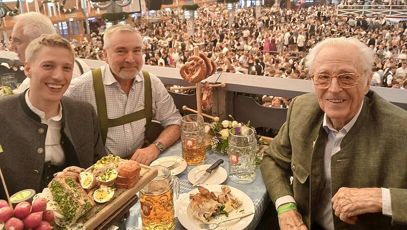 Bürgermeister Dominik Krause feiert mit Thomas Greinwald und Herzog Franz den ersten Wiesn-Samstag. Bürgermeister Dominik Krause feiert mit Thomas Greinwald und Herzog Franz den ersten Wiesn-Samstag.