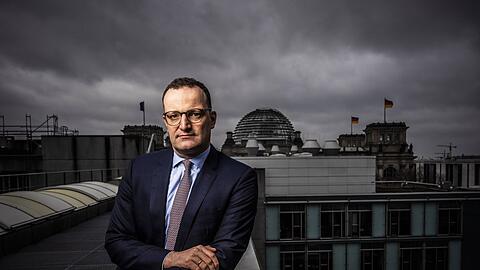 Jens Spahn auf dem Dach des Jakob-Kaiser-Hauses am Deutschen Bundestag