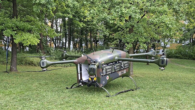 Die Rettungsdrohne "Grille" soll verletzte Soldaten sicher vom Gefecht wegbringen. Die Rettungsdrohne "Grille" soll verletzte Soldaten sicher vom Gefecht wegbringen.