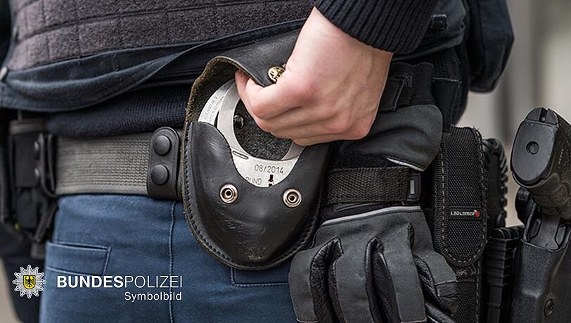 Am Hauptbahnhof M&uuml;nchen nimmt die Bundespolizei einen aggressiven Fahrgast fest. (Symbolbild)