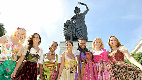 So sieht er aus, der Trachtenhimmel: Modelle der Münchner Labels Dirndlpunk, Lollipop und Alpenrock, Schatzi Dirndl, Ophelia Blaimer, Re-Kitz, Daniel Fendler und Trentini Couture (v.l.n.r.) für die diesjährige Wiesn. So sieht er aus, der Trachtenhimmel: Modelle der Münchner Labels Dirndlpunk, Lollipop und Alpenrock, Schatzi Dirndl, Ophelia Blaimer, Re-Kitz, Daniel Fendler und Trentini Couture (v.l.n.r.) für die diesjährige Wiesn.