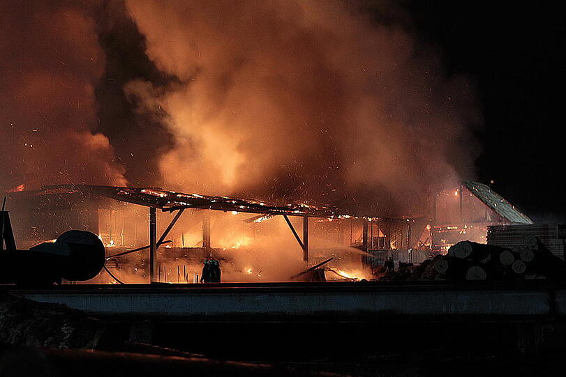 Die Flammen-Hölle im Sägewerk - weiter Bilder zum Durchklicken