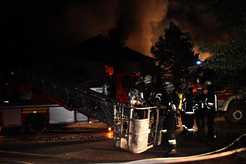Wohnhaus und Pkw in Mühltal in Vollbrand. Bilder vom Großeinsatz der Feuerwehr.