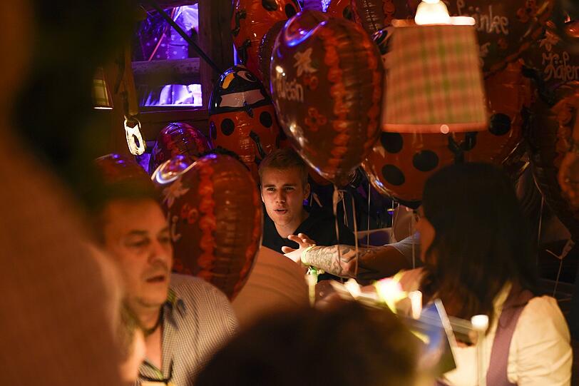 Gut versteckt inmitten von vielen Herzchen-Ballons haben die Fotografen Justin Bieber trotzdem ausgemacht.