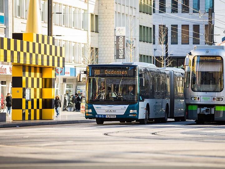 Für einen Tag kostenlos: Ein Linienbus der Regiobus Hannover GmbH und eine Straßenbahn der Üstra Hannoversche Verkehrsbetriebe an der Haltestelle Steintor.